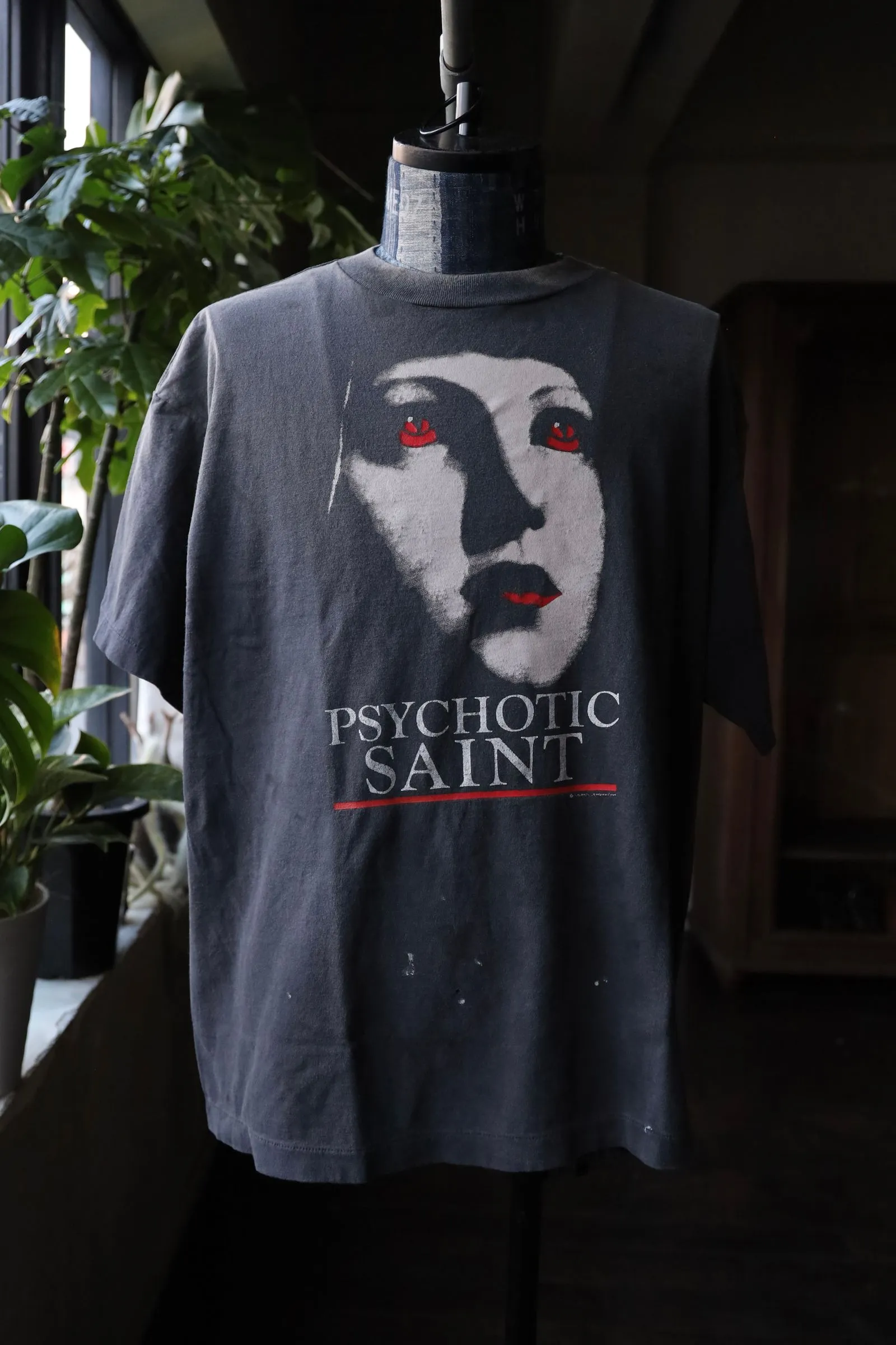 SAINT Mxxxxxx SS TEE/PSYCHOTIC SNT/BLK Gothic heavy metal rock style retro short-sleeved Mysterious woman's face printed distressed TEE Washed black S-XL Same as the original version Cylindrical side seam OE yarn fabric Garment dyeing Faded by heavy washing Bust plaster faded Correct version Matching of original accessories